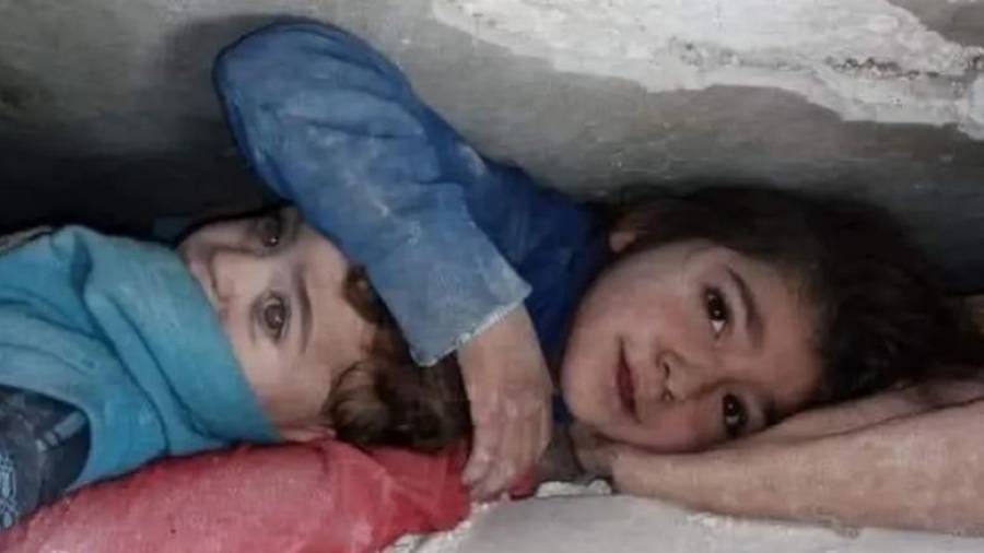 علقا 17 ساعة تحت الركام.. طفلة سورية تحمي رأس شقيقها