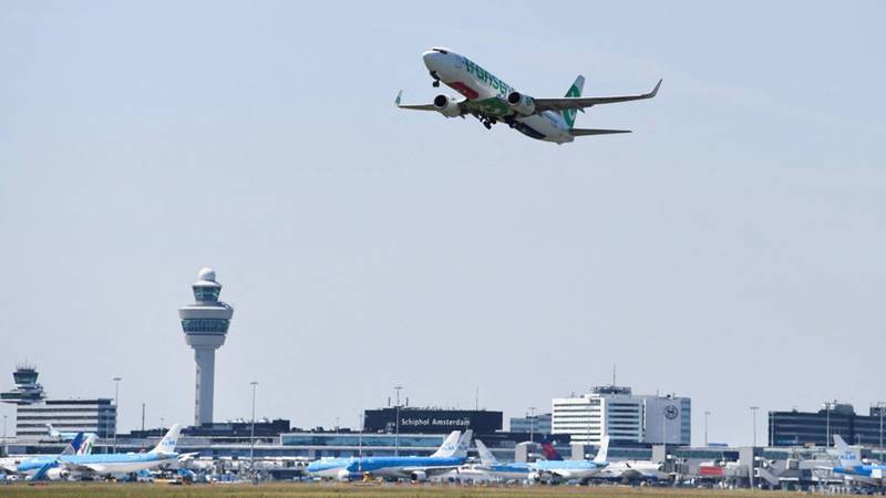 مطار أمستردام يعتزم حظر الرحلات الليلية والطائرات الخاصة.. ما السبب؟