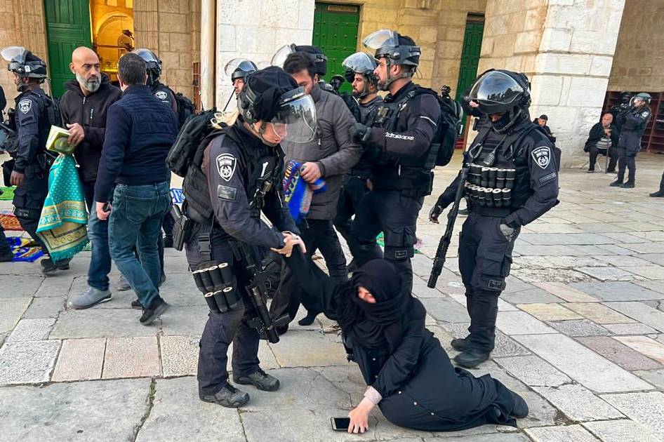 الشرطة الإسرائيلية تضبط 350 شخصاً في مواجهات بالمسجد الأقصى