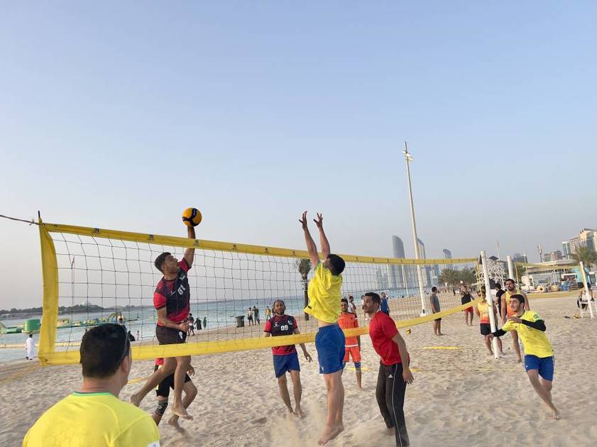 بلدية أبوظبي تنظم فعالية كرة الطائرة الشاطئية