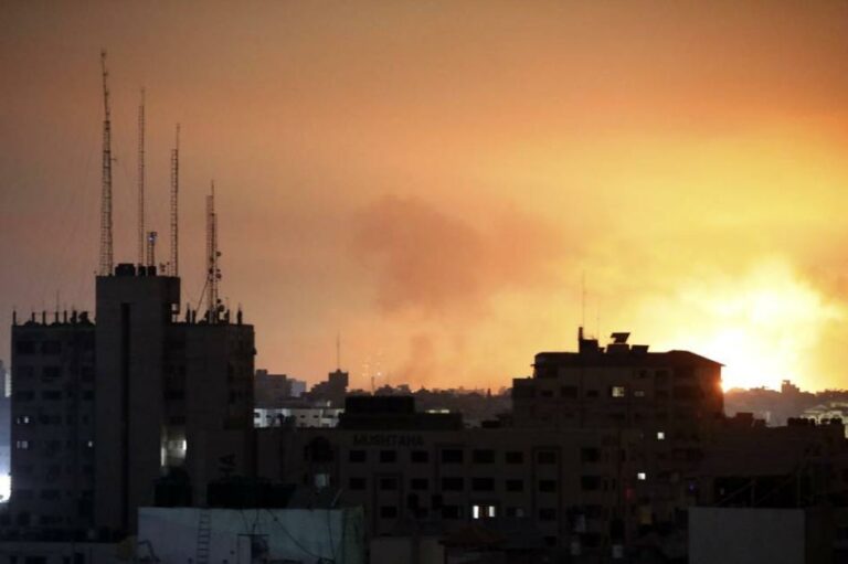 إسرائيل تهاجم غزة برياً و«تعزلها» عن العالم