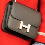 الأقدم والأكثر أناقة.. لماذا تعشق الكثيرات حقيبة «Hermès Constance»؟