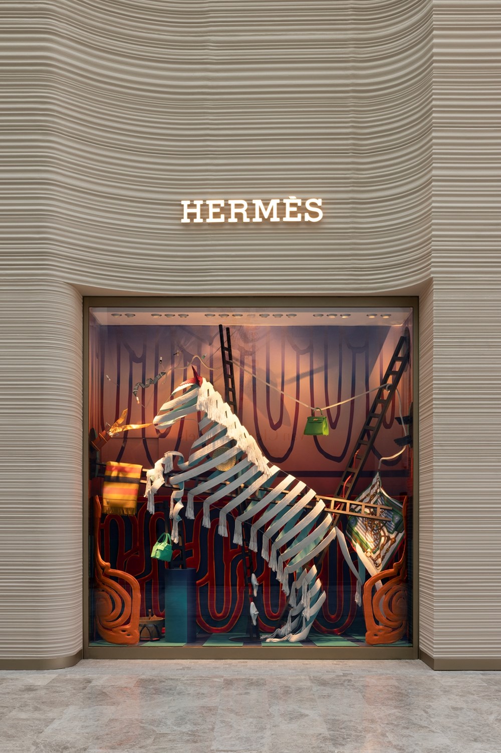 متجر جديد لـ«Hermès» في اﻟﺑﺣرﯾن.. ﻣﺳﺗوﺣﻰ ﻣن اﻟﺻﺣراء واﻟﻣﺣﯾط