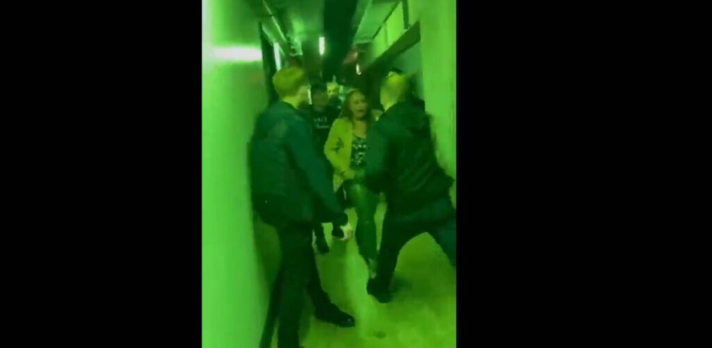 (فيديو) تعرض والدة أحد نجوم مانشستر سيتي للضرب.. والنادي: نشعر بالصدمة والفزع