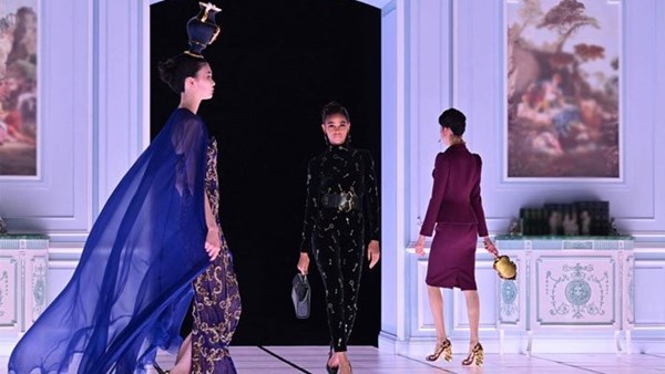 إبداعات أسبوع الموضة في ميلانو لخريف وشتاء 2022
