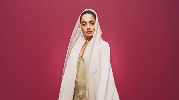 غادة السبيعي: تتسم عباياتي بالزخارف الغنية والتفاصيل الدقيقة غادة السبيعي: تتسم عباياتي بالزخارف الغنية والتفاصيل الدقيقة