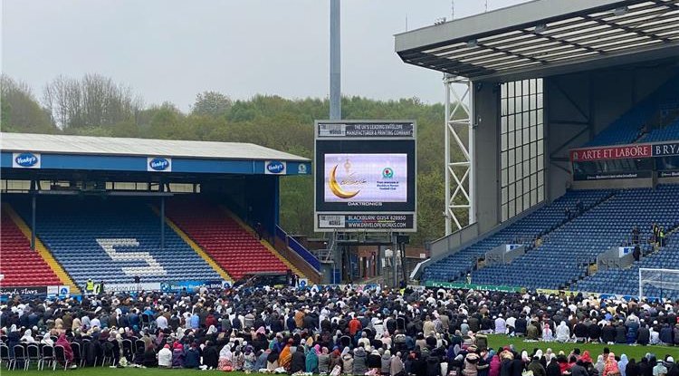 فيديو | نادٍ إنجليزي يفتح ملعبه أمام المسلمين لتأدية صلاة العيد