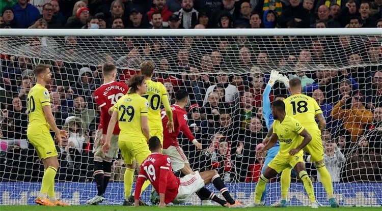 فيديو | رونالدو يسجل ومانشستر يونايتد يفوز على برينتفورد بثلاثية في الدوري الإنجليزي