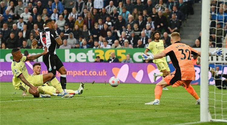 فيديو | نيوكاسل يقدم هدية الموسم لـ توتنهام ويفوز بثنائية على آرسنال في الدوري الإنجليزي