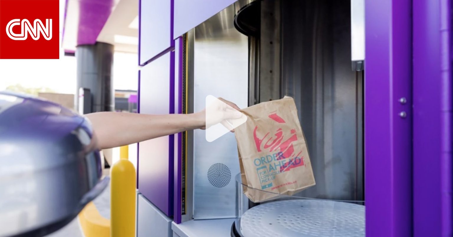 "وجبات من السماء".. مطعم فريد من نوعه يوصل طلباته للزبائن من الأعلى