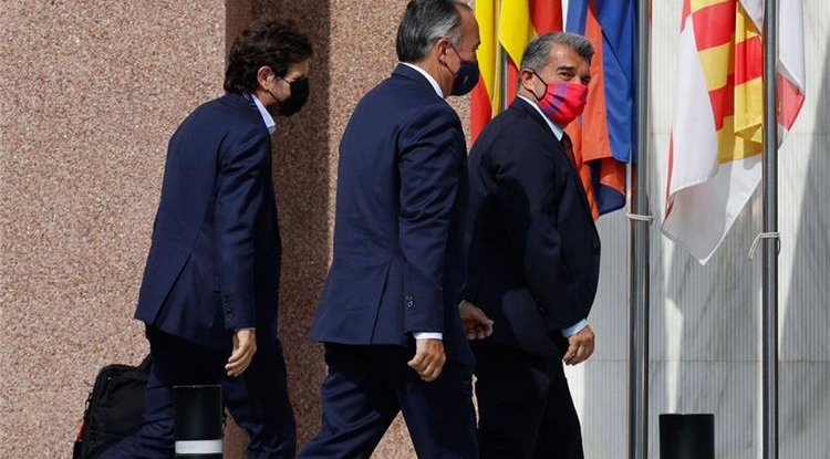 أليماني يطير إلى إنجلترا لحسم صفقة هجومية لـ برشلونة.. وليفربول عقبة أمامه