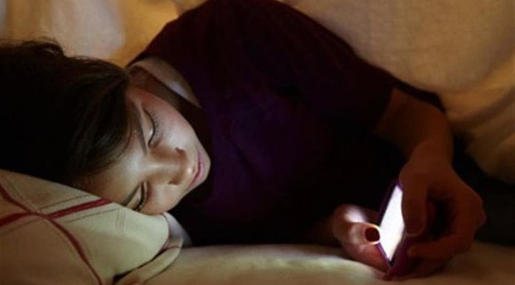 ماذا يحدث عند الاحتفاظ بهاتفك في غرفة النوم؟