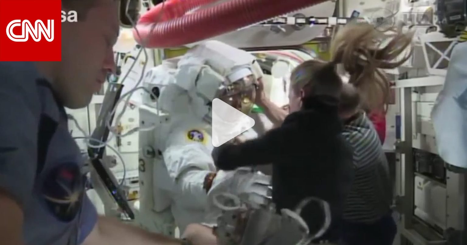 شاهد.. تسرب المياه إلى خوذة رائد فضاء خلال جولة خارج المحطة الدولية