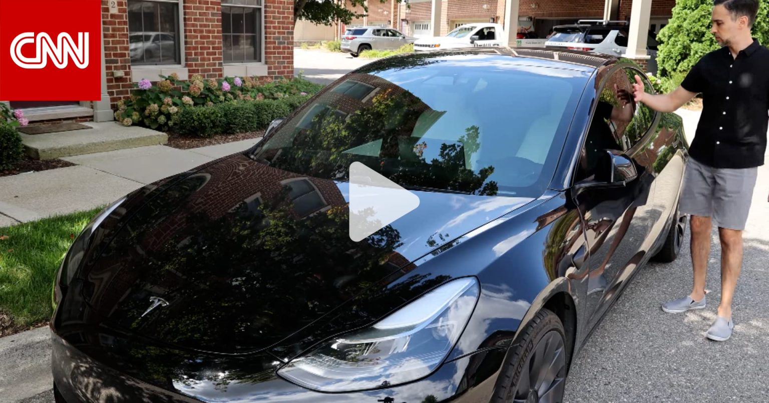 شاب يزرع مفتاح تسلا في يده.. شاهد كيف يشغل سيارته