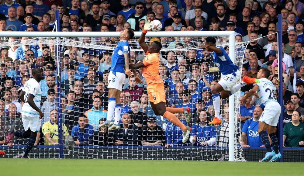 تشيلسي يجتاز إيفرتون بصعوبة في مباراتهما الافتتاحية