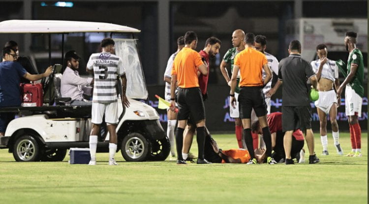 لحظة الإغماء على حكم مباراة الاتفاق والطائي واستبداله بالحكم الرابع (فيديو)