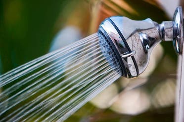 لماذا تظهر أفضل أفكارك أثناء الاستحمام؟ إليك الإجابة..