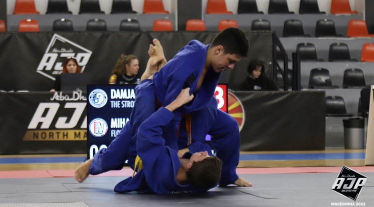 العويس يفوز بذهبيتين .. ورابطة أبوظبي لمحترفي الجوجيتسو تواصل نجاحاتها بـ6 جولات متزامنة