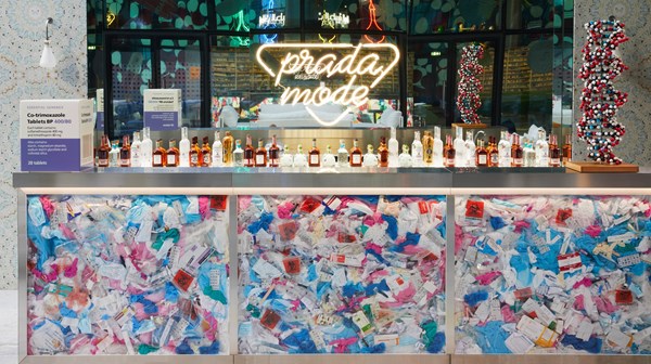Prada Mode  يقدم Pharmacy للفنان داميان هيرست