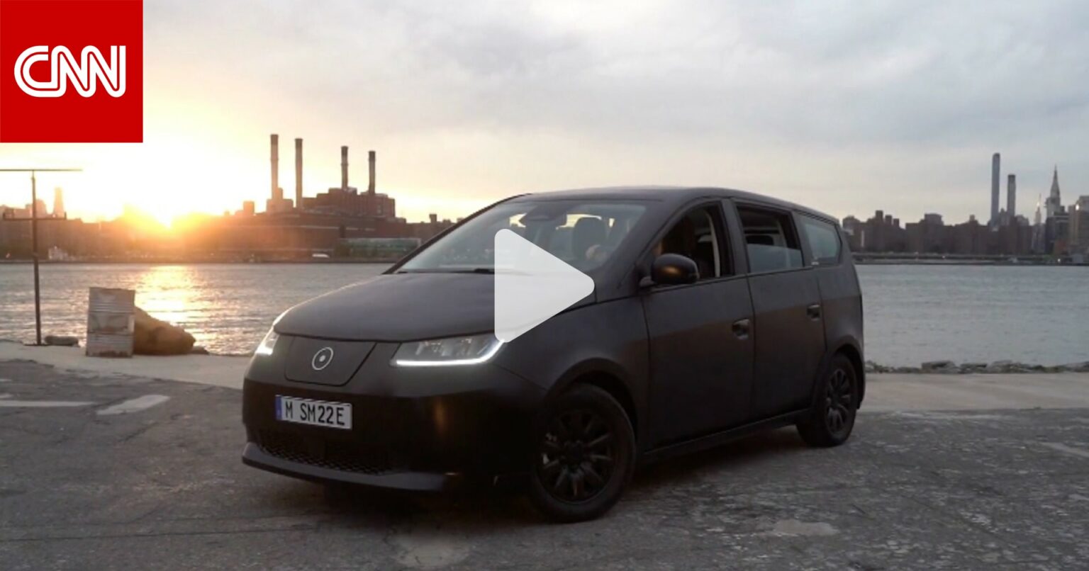 "تحتاج لشحنها مرة في الشهر فقط".. هذه السيارة الكهربائية مغطاة بألواح شمسية بالكامل