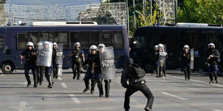 مواجهات بين الشرطة ومتظاهرين احتجوا على الغلاء في اليونان