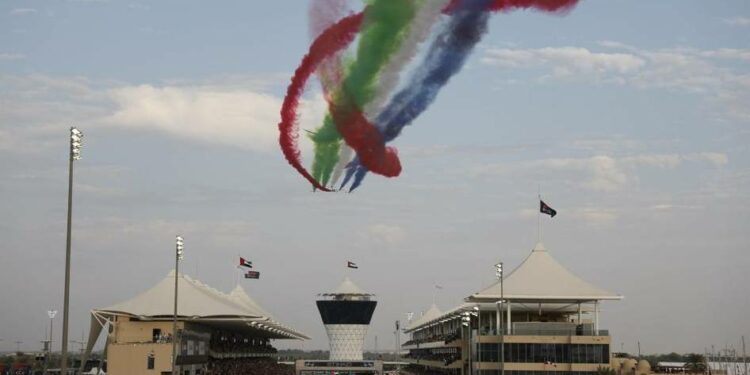 طيران الاتحاد وفرسان الإمارات يخطفون أنظار الجماهير في حلبة مرسى ياس
