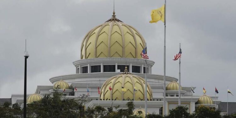 انتخابات بلا أغلبية.. ملك ماليزيا يقترح تكوين «حكومة وحدة»