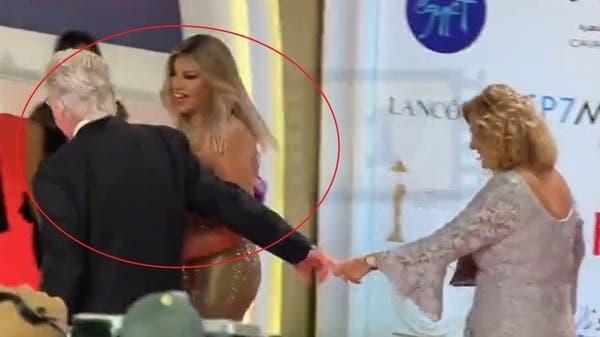 شاهد.. حسين فهمي يحرج بوسي شلبي ويرفض التصوير معها