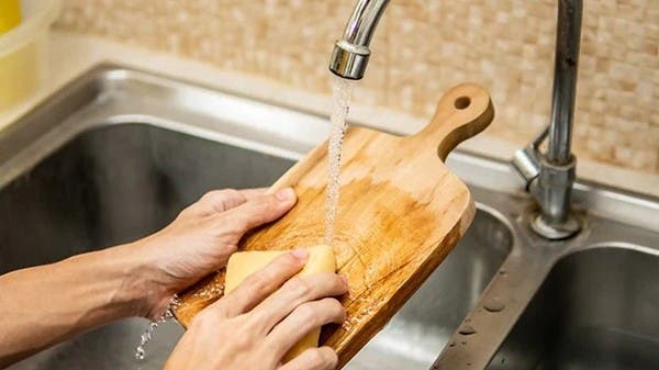 لحماية صحتك.. نصائح الخبراء حول كيفية تنظيف الأواني الخشبية