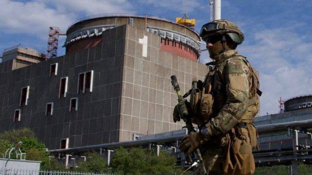 أوكرانيا تتهم روسيا باحتجاز موظفَين من محطة زابوريجيا