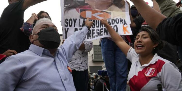 رئيسة بيرو مستعدة لإجراء انتخابات مبكرة مع تصاعد الاحتجاجات