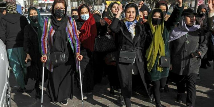 كابول.. عشرات يحتججن بعد إغلاق أبواب الجامعات أمام النساء