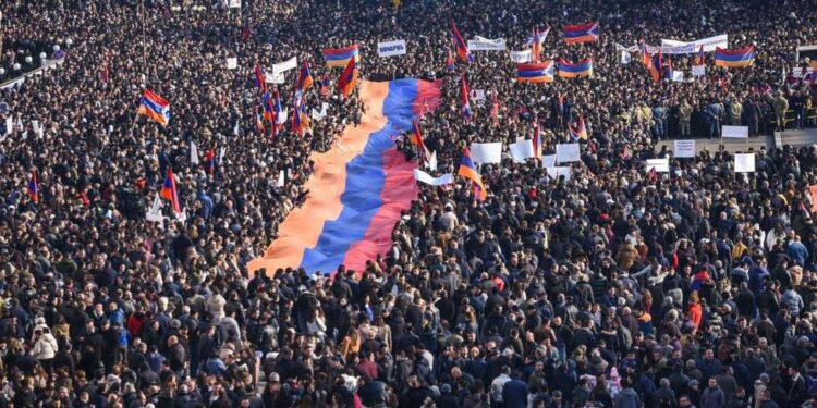 آلاف المتظاهرين في «كرا باخ» ضدّ إغلاق ممر حيوي باتجاه أرمينيا