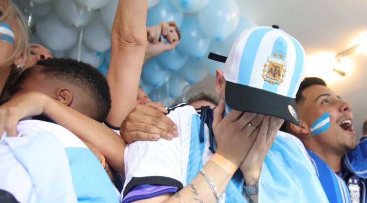 مشهد غير مسبوق في التاريخ.. حافلة منتخب الأرجنتين تجوب شوارع قطر (فيديو)