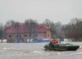 لاتفيا تواجه فيضانات مدمرة وخزانات عائمة للإنقاذ