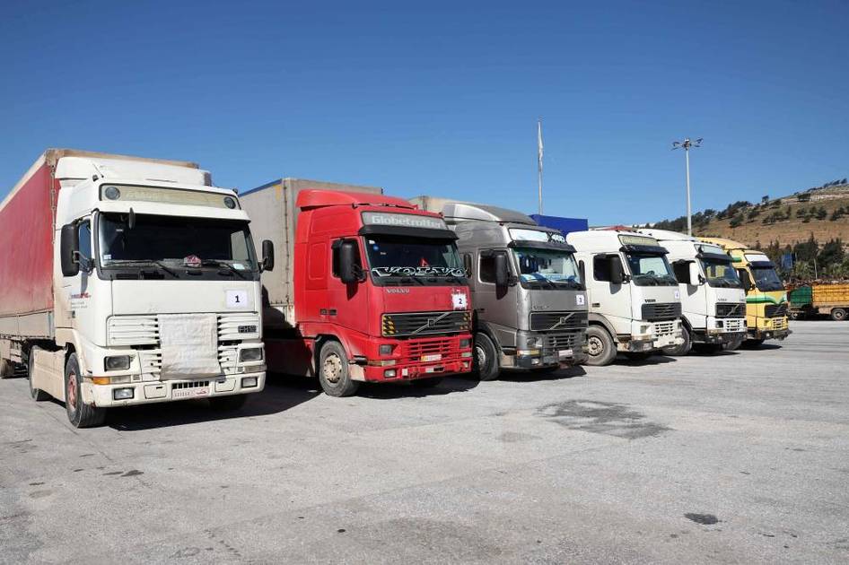 عبور 14 شاحنة مساعدات من تركيا إلى شمال سوريا