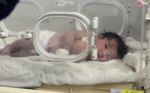 بعد خروجها من تحت الأنقاض.. جدل بسبب محاولة اختطاف رضيعة سورية