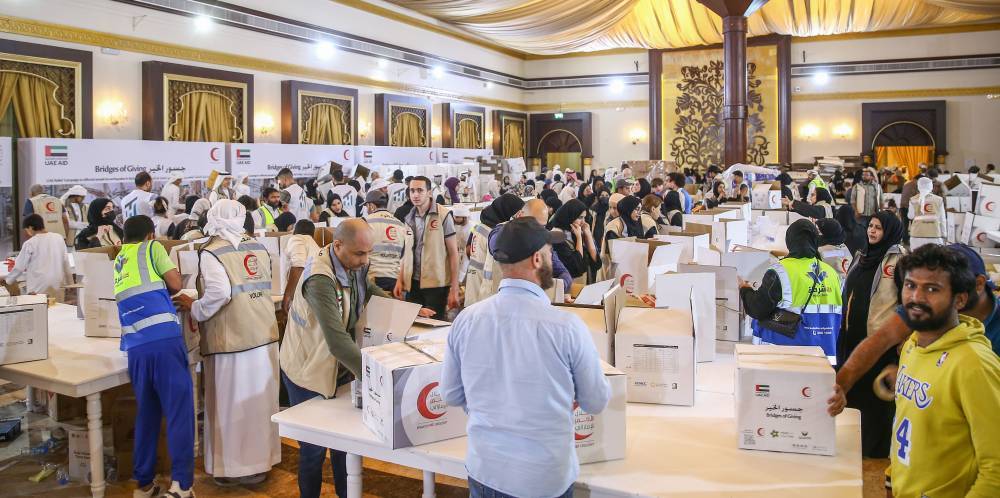 متطوعو أبوظبي يواصلون تعبئة صناديق إغاثة سوريا وتركيا