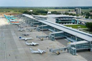 كييف: موسكو ضربت مطاراً وسط أوكرانيا