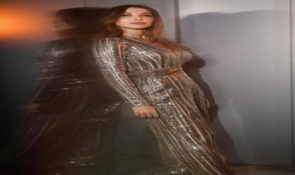 إطلالات عصرية وبسيطة بالجمبسوت على طريقة نانسي عجرم نانسي عجرم تتألق في جمبسوت ذهبي واسع بتوقيع إيلي صعب