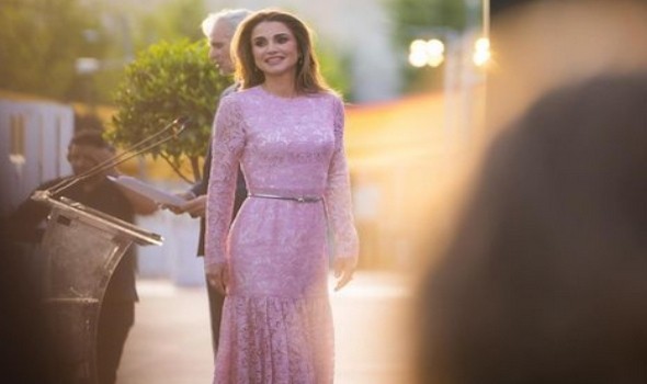 الملكة رانيا تتألق بفستان أنيق من دار Dolce & Gabbana
