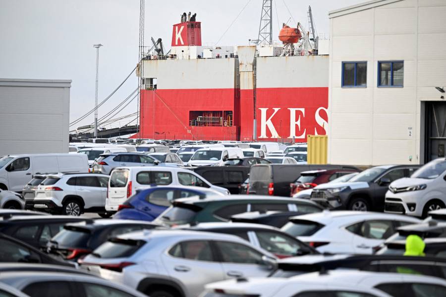وقوف السفينة في الميناء، والعمال يمنعون تحميل سيارات تسلا في السويد