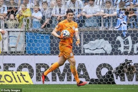 حارس يوقف قلب مدربه بعدم التصدي للكرة