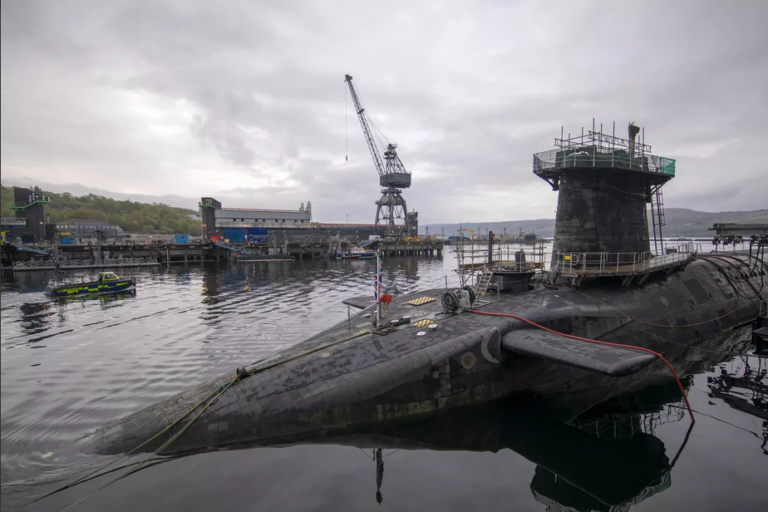 كادت تسببها غواصة بريطانية.. العالم ينجو من كارثة نووية