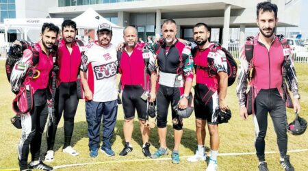 البلوشي ينفرد بصدارة بطولة دبي للقفز بالمظلات