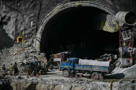 بدء الحفر عمودياً لإنقاذ 41 عاملاً هندياً محاصرين في نفق منذ أسبوعين