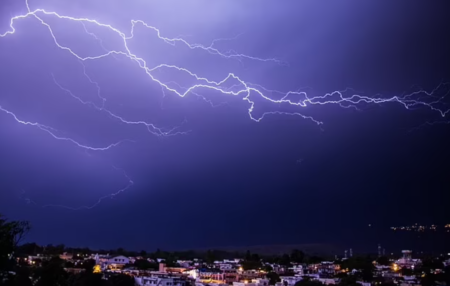 صواعق برق تقتل 24 شخصاً في غوجارات بالهند