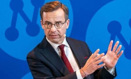 رئيس وزراء السويد يدين دعوة زعيم اليمين المتشدد لهدم مساجد