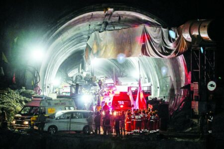 إنقاذ 41 عاملاً كانوا عالقين في نفق منهار منذ 17 يوماً في الهند