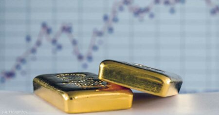 رياح خفض الفائدة تضعف الدولار وتعلو بأسعار الذهب